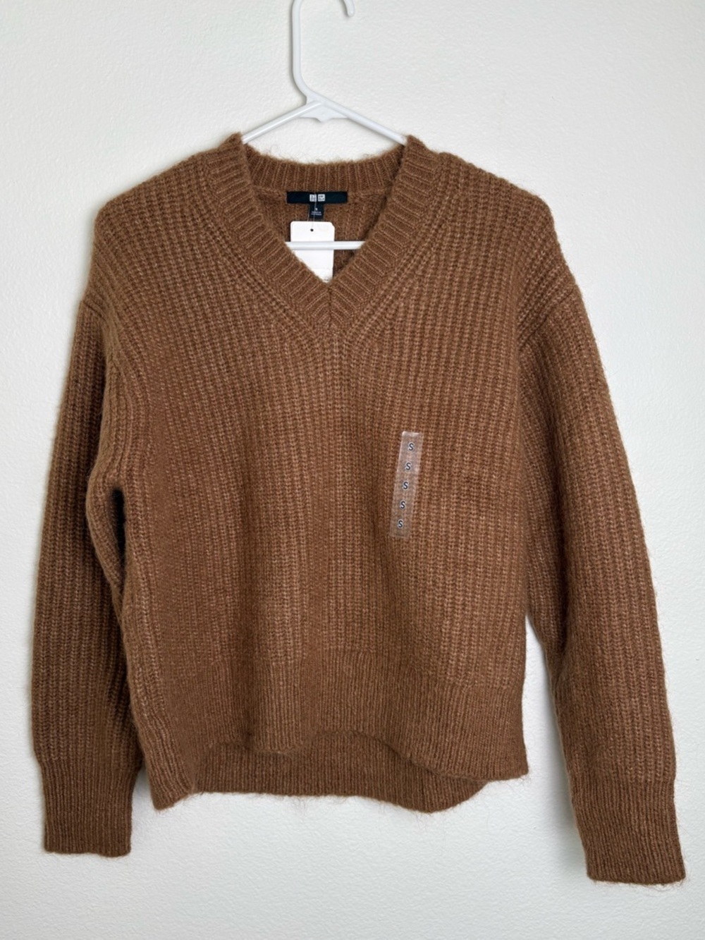UNIQLO Women's V-Neck Ribbed Fluffy Sweater in Brown Size Small NWT